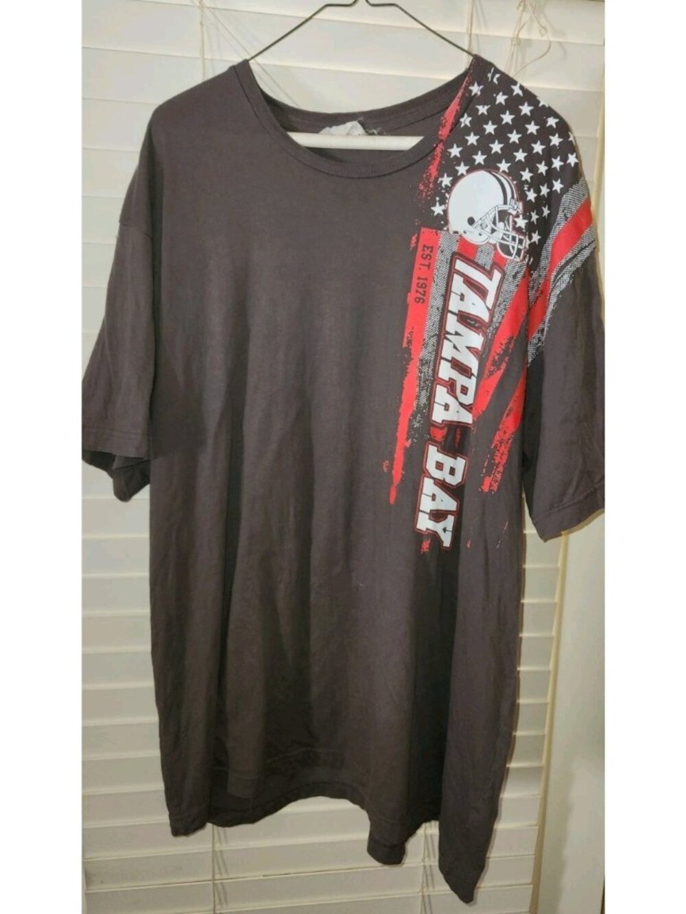 Tampa Bay Football est 1976 Mens 2XL Short Sleeve gray T Shirt w/defect